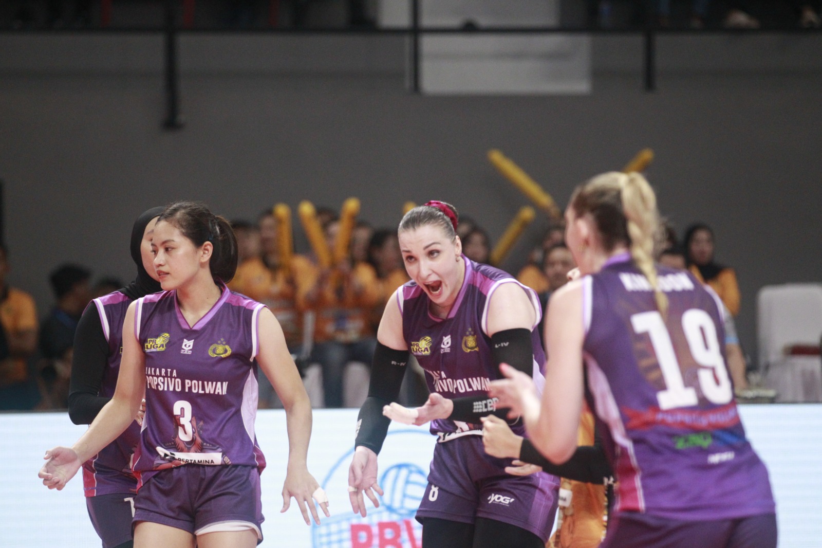 Tim putri Jakarta Popsivo Polwan mengalahkan Jakarta Livin Mandiri dengan skor 3-1 dalam lanjutan PLN Mobile Proliga 2024 di GOR Terpadu A. Yani, Pontianak, Kamis (20/6/2024).