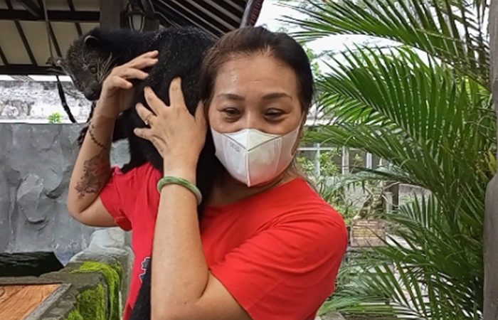 Vaulin Vincentia, 52, wanita asal Selokerto, Gombong sedang bercengkerama dengan binturung.M Hafied/Radar Jogja