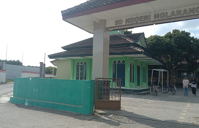 DIRELOKASI: SDN Nglarang di Tlogoadi, Kapanewon Mlati, yang bersisian dengan proyek pembangunan jalan tol Jogja-Solo.