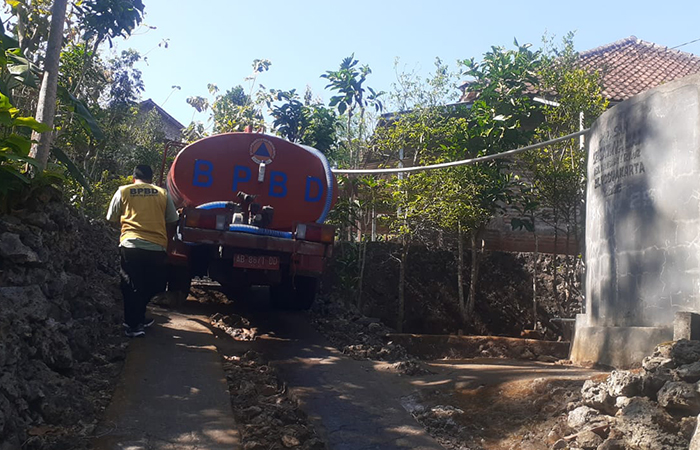 BPBD menyalurkan bantuan air bersih ke wilayah terdampak kekeringan di Kabupaten Gunungkidul.Dokumentasi BPBD Gunungkidul
