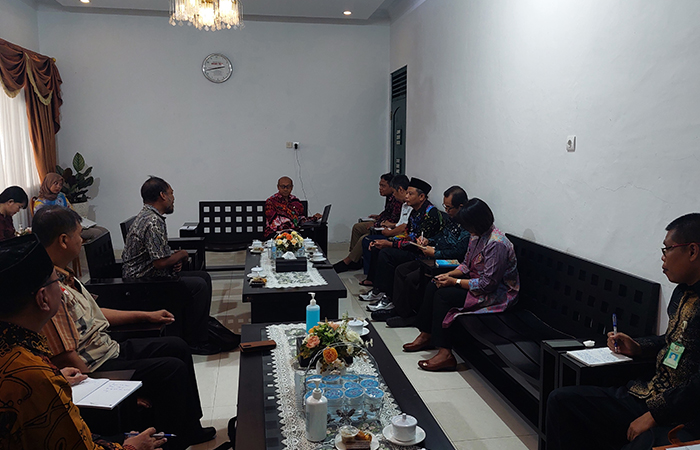 MENGELUH: Warga memberikan keluhan di hadapan Pj Bupati Kulon Progo.ANOM BAGASKORO/RADAR JOGJA