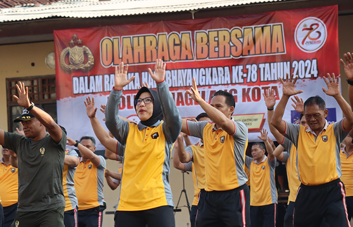 ENERGIK: Wali Kota Magelang bersama Kapolres Magelang Kota dan jajarannya saat mengikuti senam bersama di depan Mapolres Magelang Kota, Jumat (21/6).