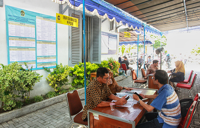 Sejumlah orang tua calon siswa SMP berkonsultasi dengan petugas terkait mekanisme Pendaftaran Peserta Didik Baru (PPDB) di Kantor Disdikpora Kota Jogja