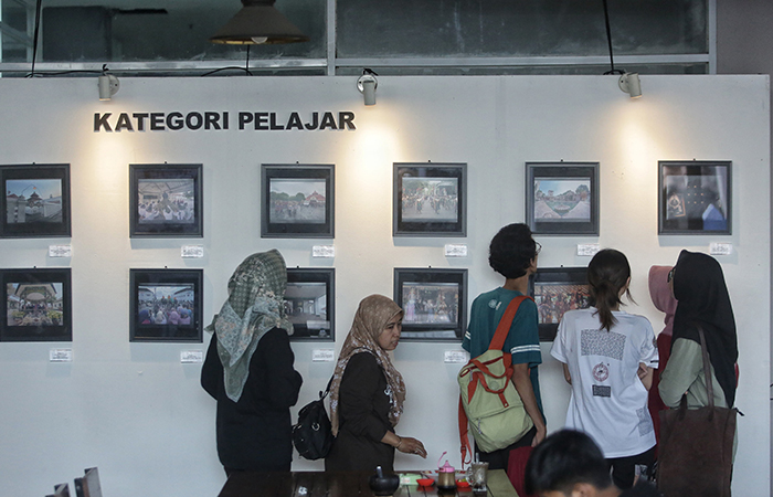 Pengunjung mengamati karya foto yang dipajnag saat pameran foto jogja dan festival film kampung di Rooftop Pasar Prawirotaman, Jogja, Jumat (21/6). ELANG KHARISMA DEWANGGA/RADAR JOGJA