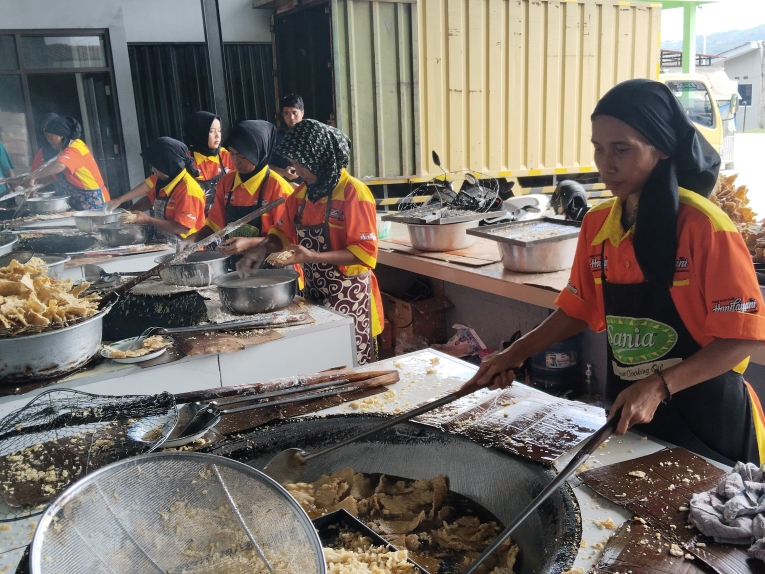 PRODUKSI : Proses penggorengan keripik tempe khas Kelurahan Panjatan, Kecamatan Karanganyar. Cemilan gurih ini diminati banyak konsumen di berbagai daerah.