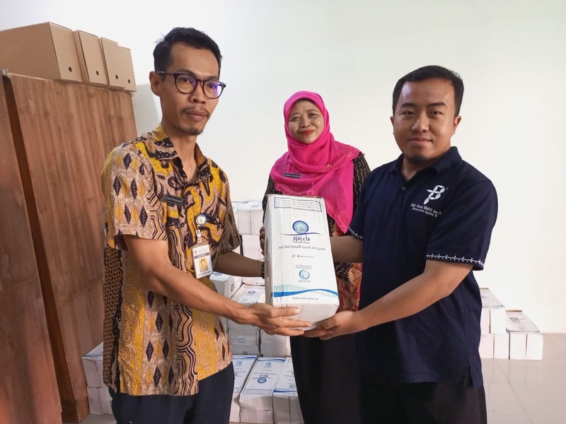 Oleh-oleh Haji : Kantor Kemenag Kebumen membagikan air zamzam yang dikirim langsung dari Makkah. Air khas haji tersebut datang lebih awal sebelum kepulangan jemaah haji ke tanah air.
