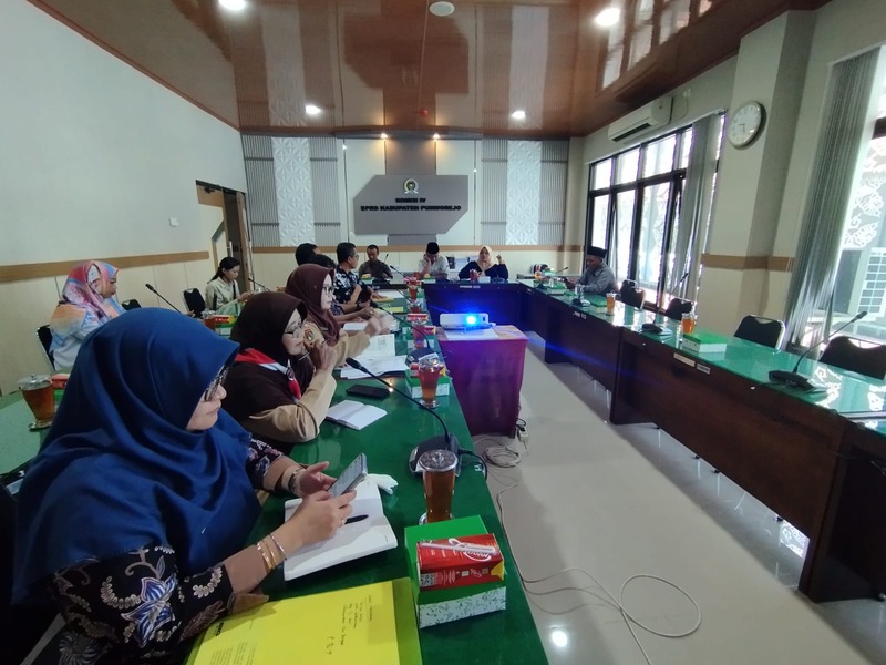 Rapat dengar pendapat Komisi IV bersama Dindikbud Purworejo dan salah satu Kepala SMP di Kecamatan Butuh, Jumat (21/6/2024)