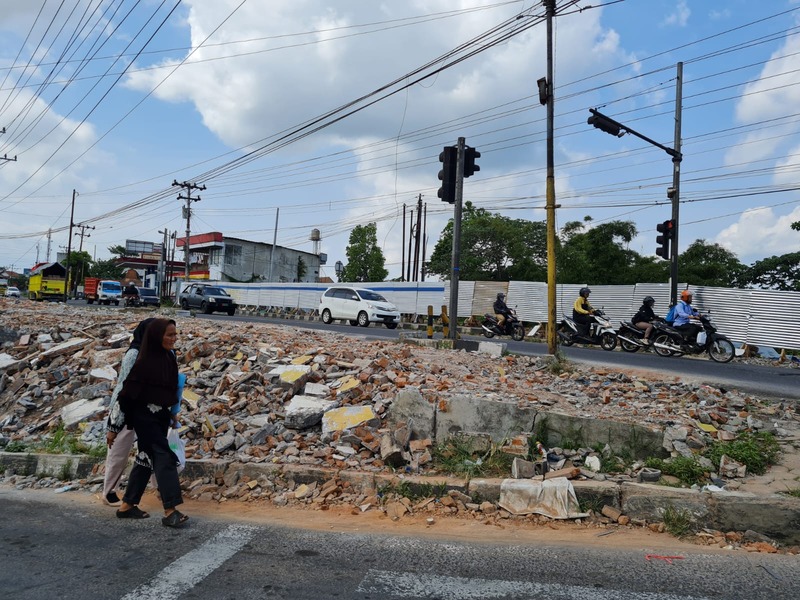 DIRATAKAN: Sejumlah bangunan di Jalan Urip Sumoharjo sudah diratakan karena terdampak proyek pembangunan flyover dan semi underpass di Simpang Canguk.