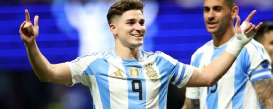 Selebrasi Julian Alvarez usai mencetak gol bagi Argentina ke gawang Kanada (getty)