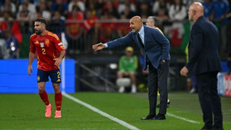Luciano Spalletti memberikan instruksi dari sisi lapangan saat kekalahan kontra Spanyol (getty)