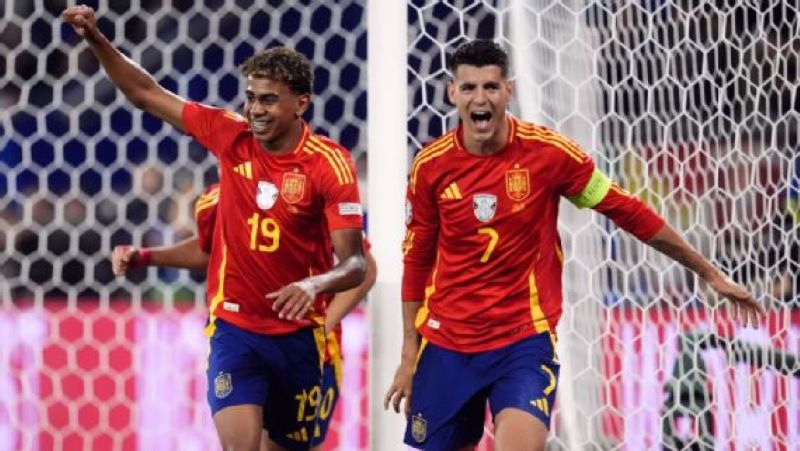Selebrasi Alvaro Morata bersama Lamine Yamal usai gol bunuh diri dari pemain bertahan Italia, Riccardo Calafiori (getty)