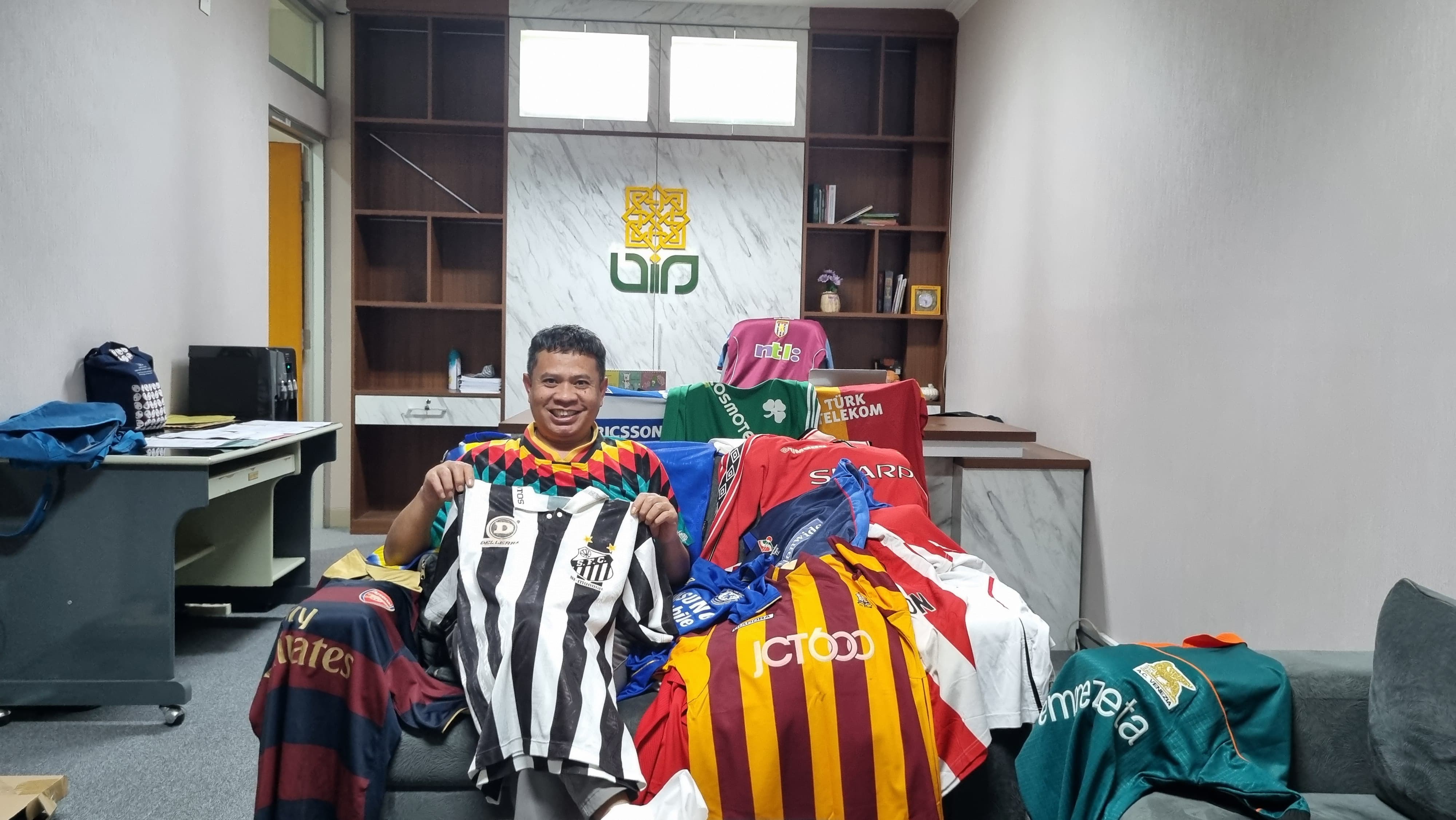 Prof Iswandi Syahputra dengan koleksi jerseynya