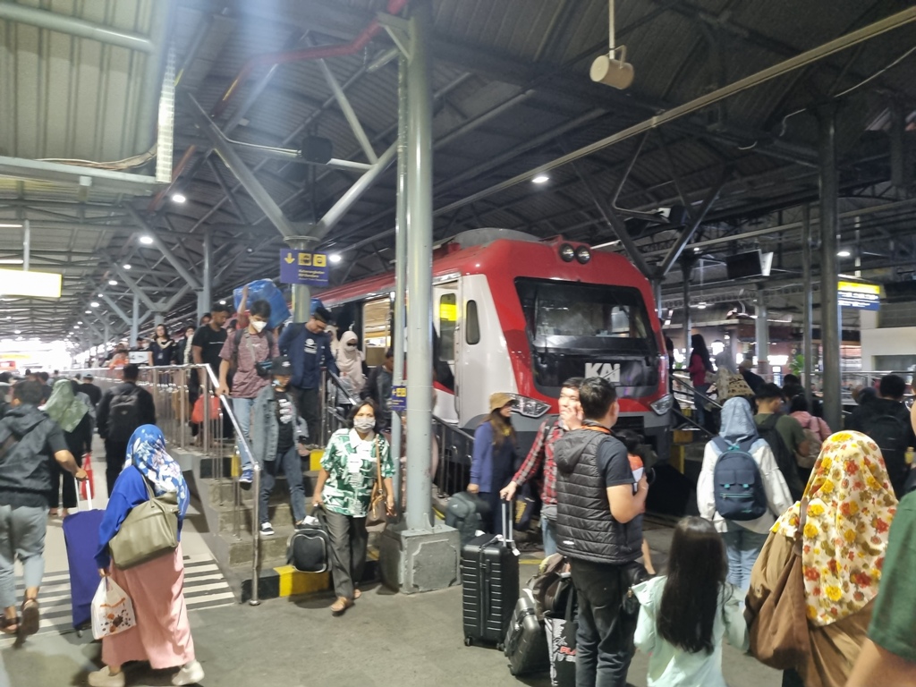 Foto: Fahmi FahrizRAMAI: Susaana penumpang KAI di stasiun Tugu Jogjakarta