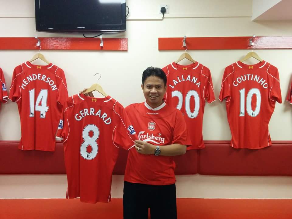 Prof Iswandi dengan jersey klub Liverpool