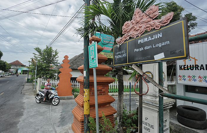Warga melintas di kawasan kampung wisata Patalan, Kotagedhe, Jogja, Minggu (23/6).