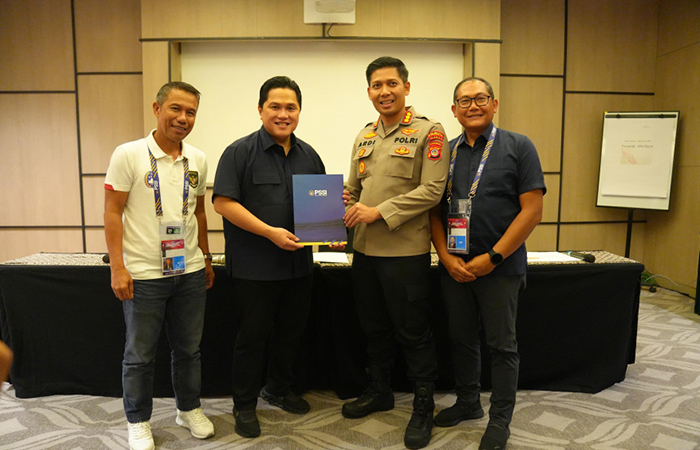 REWARD: Ketua Umum PSSI Erick Thohir memberi penghargaan kepada Kapolresta Sleman Kombes Pol Yuswanto Ardi atas keberhasilan jajarannya mengungkap kasus dokter bola gadungan Elwizan Aminuddin.