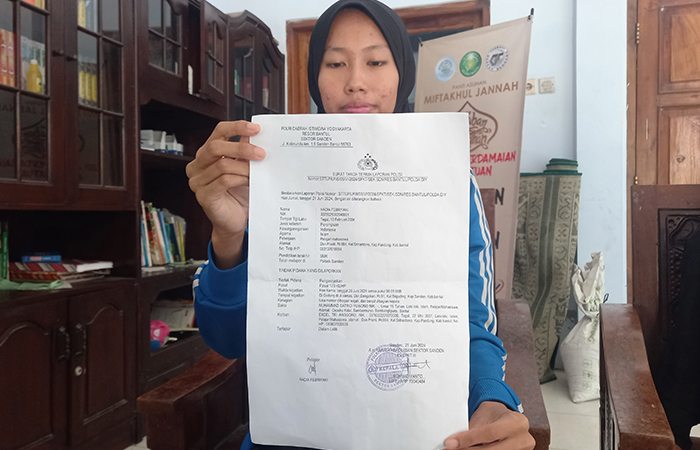 BUAT LAPORAN: Nadia Febriyani menunjukkan bukti laporan yang sudah diterima polisi terkait tuduhan pelaku klithih yang dilayangkan kepada adiknya.Khairul Ma