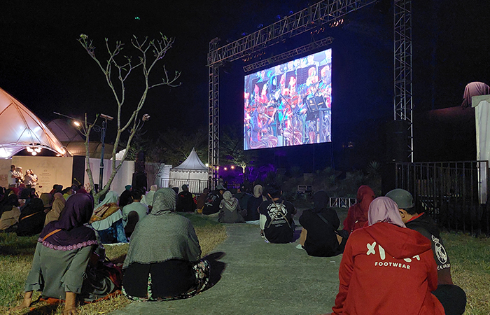 ANTUSIAS: Warga Kulon Progo dan sekitarnya menyaksikan pertunjukan Konser Yogyakarta Royal Orchestra di Bendung Kamijoro Sabtu (23/6).ANOM BAGASKORO/RADAR JOGJA
