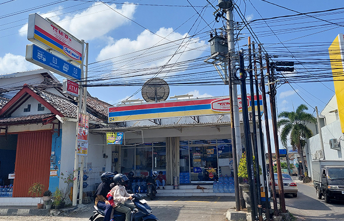 SALAHI ATURAN: Toko Milik Rakyat (Tomira) di Kulon Progo yang lokasinya berdekatan dengan Pasar Wates.ANOM BAGASKORO/RADAR JOGJA