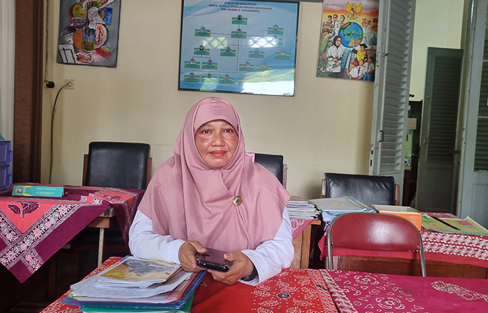 Operator PPDB SMKN 3 Jogja Widyanti Wisni Asiarti.Fahmi Fahriza/Radar Jogja
