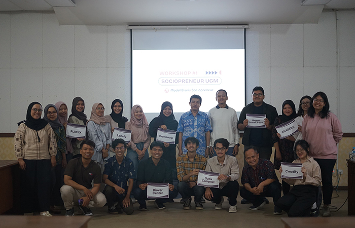 Sekretaris Direktorat Kemahasiswaan UGM Hempri Suyatna Bersama tim Sociopreneur UGM.Dokumentasi UGM&nbsp;