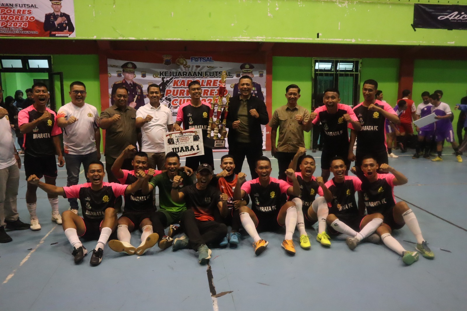 Polres Purworejo untuk Radar Jogja Penyerahan hadiah kepada para pemenang di Turnamen Futsal Kapolres Purworejo Cup 2024 untuk peringati Hari Bhayangkara ke-78, Sabtu (23/6).