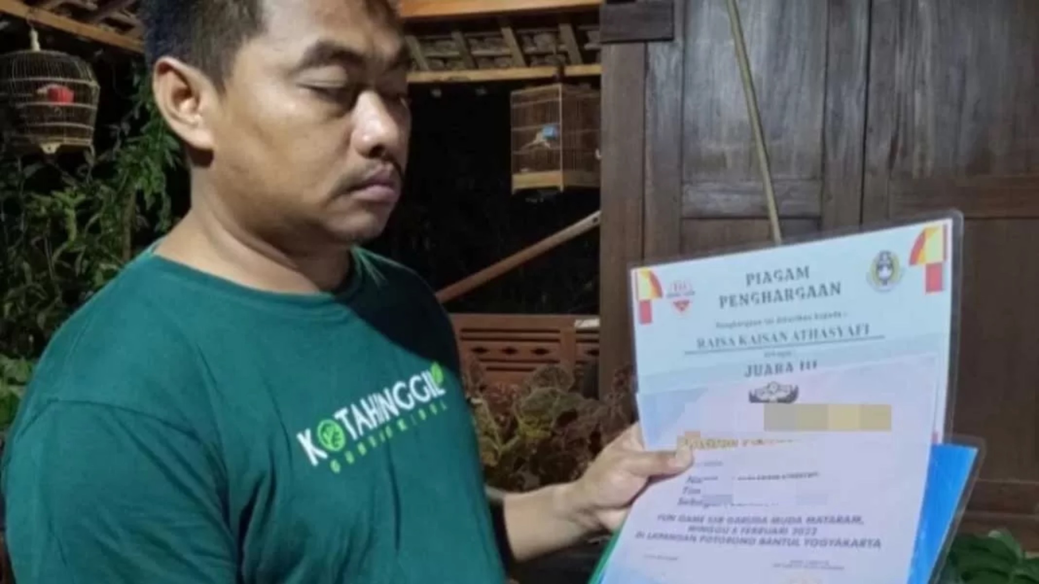 Seorang warga Kapanewon Semanu, Heri Sulistyo kerika memprotes PPDB jalur prestasi tahun ajaran 2023/2024 (Gunawan/Radar Jogja)