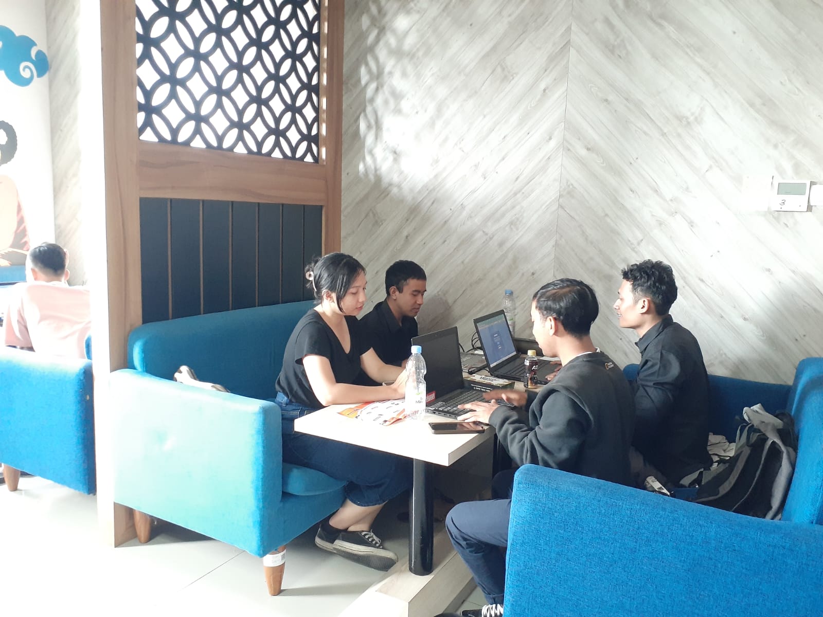 Suasana di coworking space Studio 103 Yogyakarta yang letaknya berada di rooftop Pasar Prawirotaman, Brontokusuman, Mergangsan, Kota Jogja.  (IWAN NURWANTO/Radar Jogja)