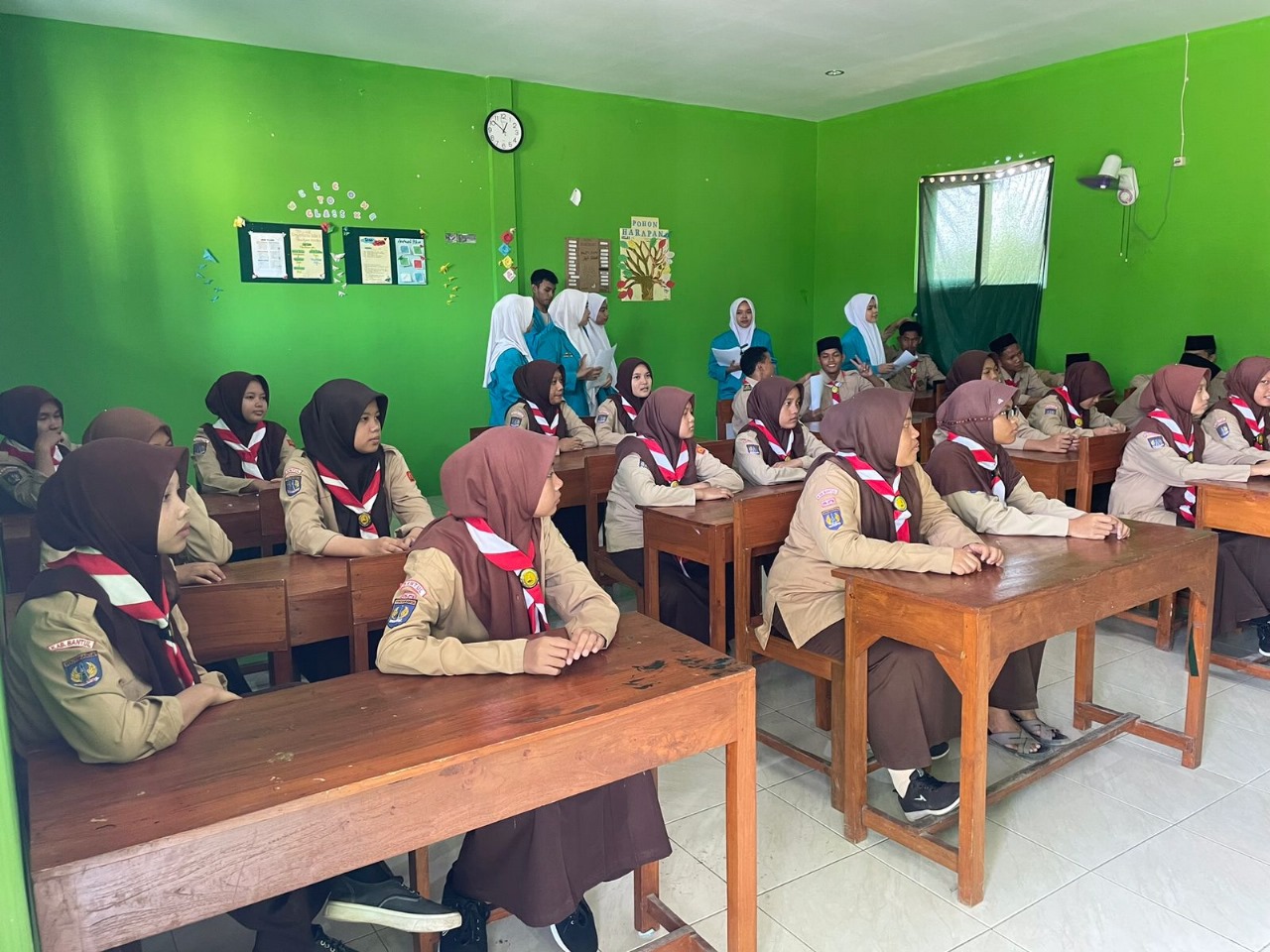 ilustrasi murid sedang belajar di kelas