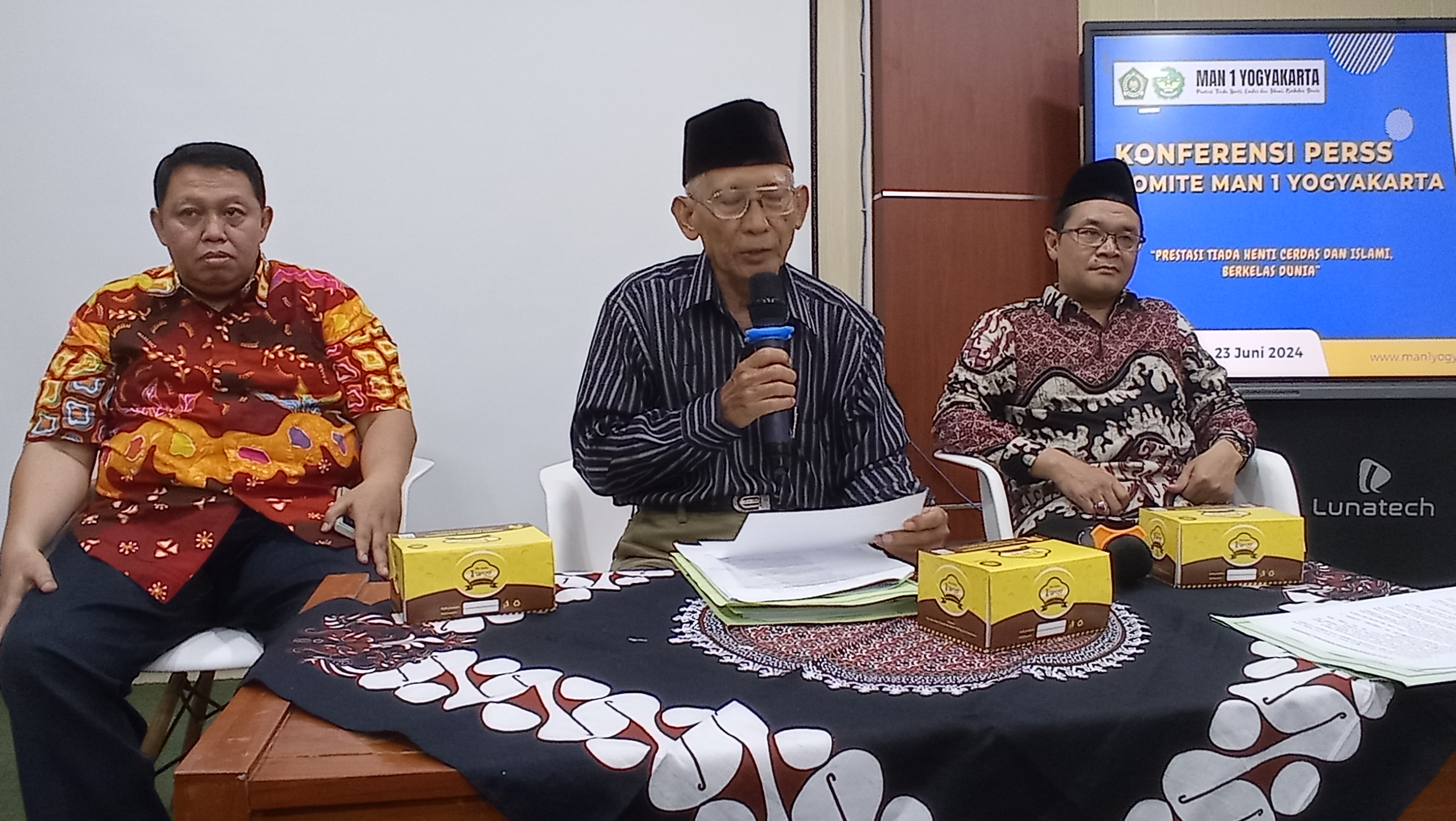 Ketua Komite MAN 1 Jogja Sayuti didampingi Kepala Madrasah MAN 1 Jogja Wiranto Prasetyohadi (kiri) dan Wakil Kepala Madrasah MAN 1 Jogja Suyanto