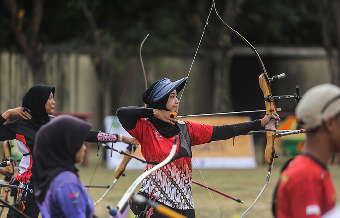 Peserta panahan dari kontingen jawa tengah membidik target saat mengikuti Jogja open archery competition di Lapangan Kopertis, Jetis, Jogja, Senin (24/6).