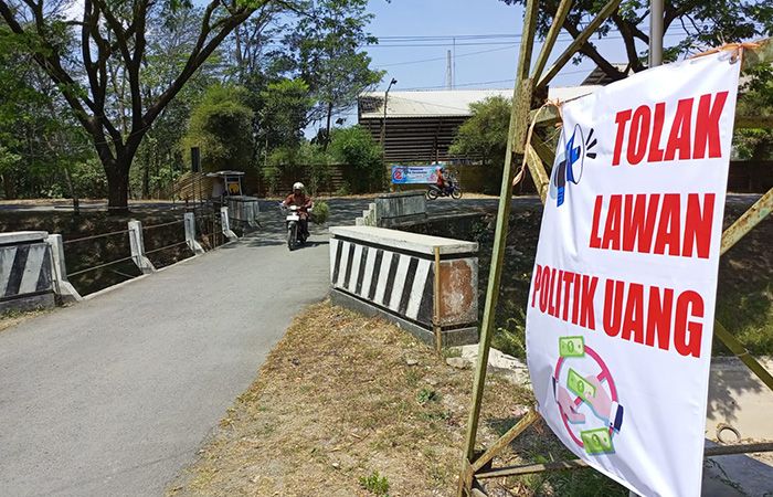 Berbagai spanduk dipasang warga supaya menghindari politik uang