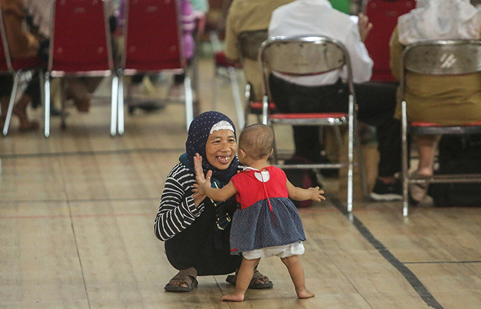 Warga Mengikuti Pemeriksaan Gizi saat Kick Off Aksi Serentak Intervensi Stunting di Kantor Kapanewon Candibinangun, Pakem, Sleman, Senin (24/6)