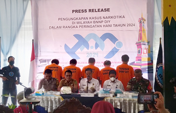 DIRINGKUS: Tersangka kasus narkotika yang berhasil diungkap oleh Badan Narkotika Nasional Provinsi (BNNP) DIY&nbsp;saat dihadirkan (24/6).Dokumentasi BNNP DIY&nbsp;