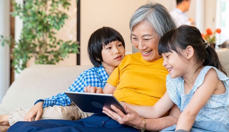 Orang tua mengawasi anak agar tidak melakukan judi online.