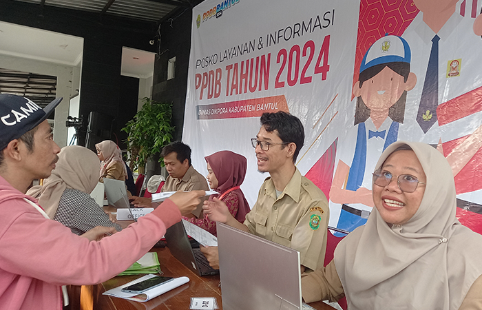 RAMAI: Masyarakat saat memenuhi Gedung A Kantor Disdikpora Bantul yang sedang mengatifkan DTKS sebagai syarat untuk jalur afirmasi SMP negeri (24/6).