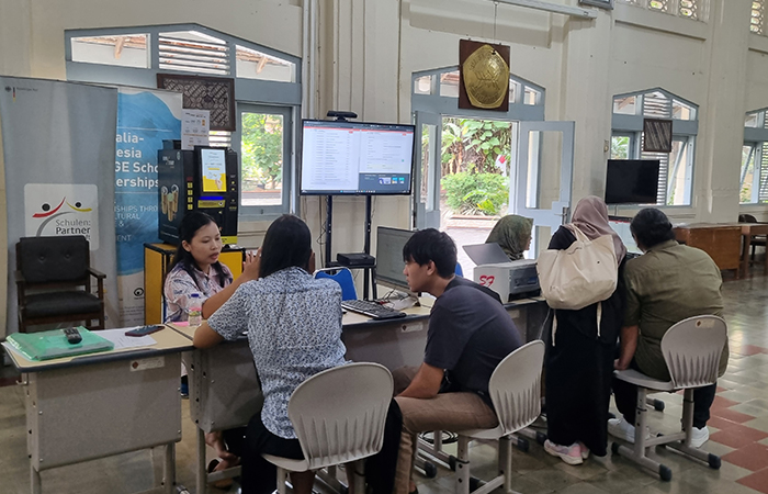 SIAGA: Para pendaftar yang datang ke SMAN 3 Jogja (24/6). Meskipun pendaftaran dilakukan online, namun sekolah ini tetap menyiagakan petugas offline.