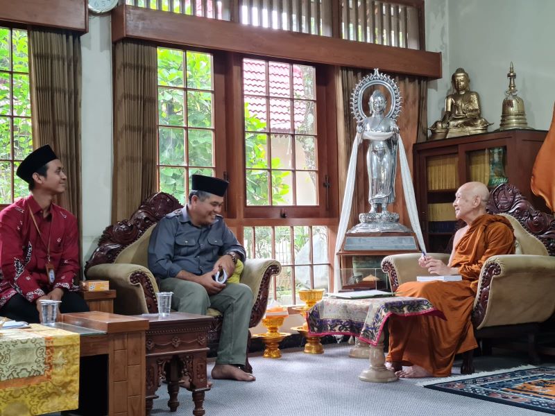 BERBINCANG: Kepala Vihara Mendut Bante Sri&nbsp;Pannavaro&nbsp;Mahathera saat menemui ketua Bawaslu dan komisioner KPU Kabupaten Magelang untuk melakukan pencocokan dan penelitian (coklit), Senin (24/6/2024).