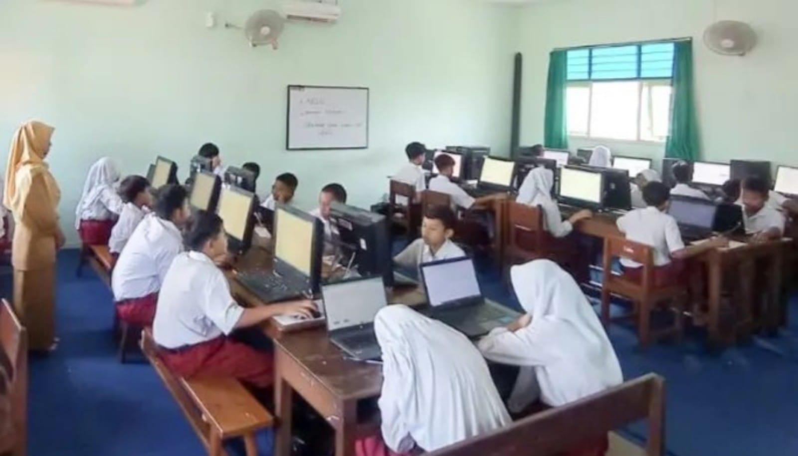 ilustrasi kegiatan belajar mengajar di sebuah sekolah.