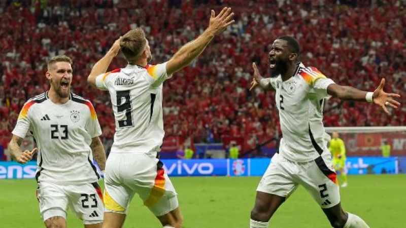 Selebrasi Antonio Rudiger dan pemain Jerman lainnya usai Niclas Fullkrug mencetak gol penyeimbang kontra Swiss (getty)
