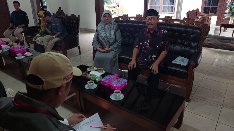 MENJAWAB: Sutedjo saat didatangi Pantarlih untuk coklit di kediamannya.&nbsp;