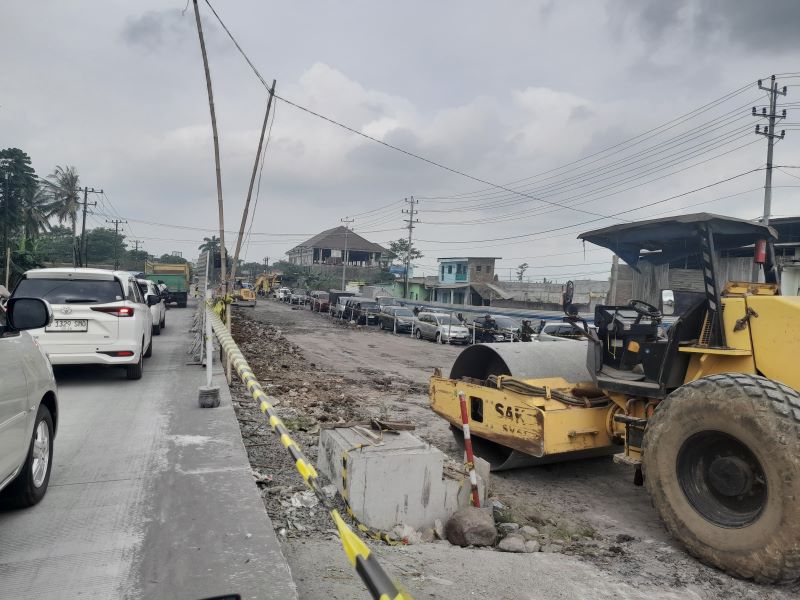 PADAT MERAYAP: Simpang Canguk menjadi semakin macet saat proses pengerjaan proyek flyover dan semi underpasss berlangsung.