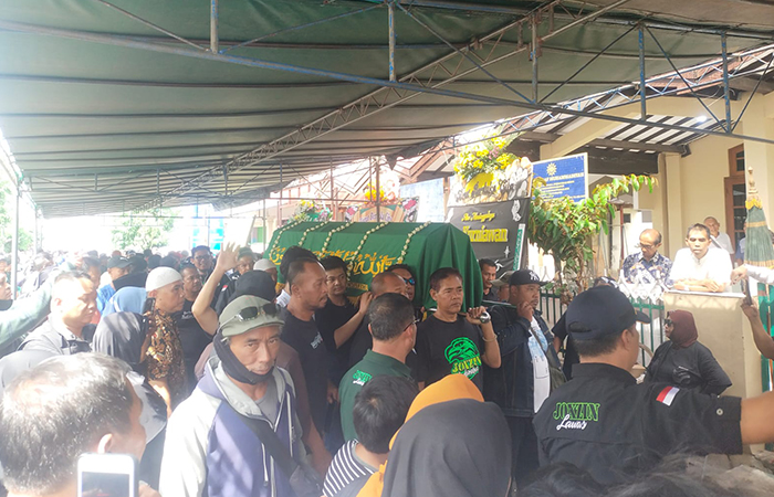 HARU:&nbsp;Suasana pemakaman Ifan Kurniawan pada Senin (24/6) lalu. Almarhum merupakan pendiri geng legendaris Joxzin.YOYOCK SURYO UNTUK RADAR JOGJA&nbsp;