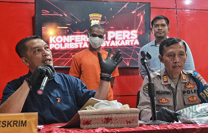 Kasatreskrim Mapolresta Jogja, AKP Probo Satrio (kiri) menunjukan tersangka saat rilis kasus penganiayaan berujung kematian di Mapolresta Jogja, Selasa (25)/6).