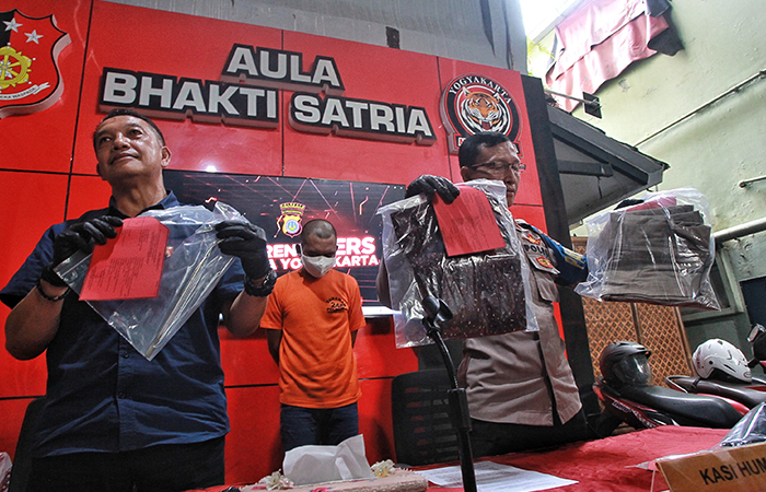 Kasatreskrim Mapolresta Jogja, AKP Probo Satrio (kiri) menunjukan barang bukti saat rilis kasus perusakan mesin ATM di Mapolresta Jogja, Selasa (25)/6).