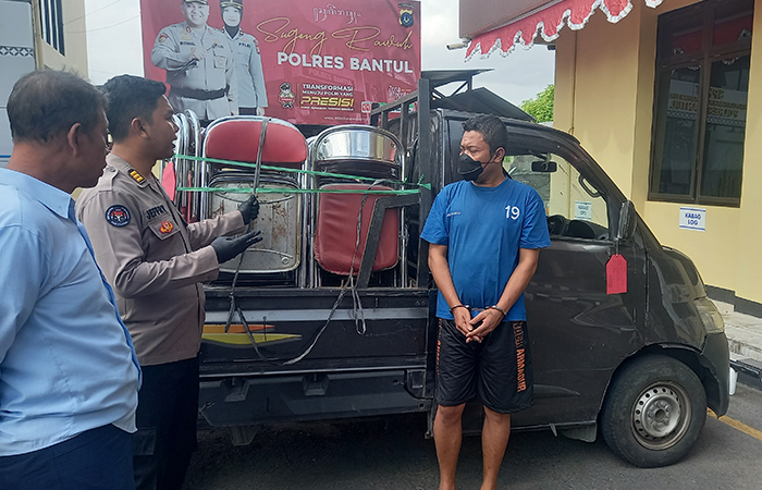 BARANG BUKTI: Mochtar Bersama barang curiannya sebanyak 78 unit kursi lipat jenis chitose yang diangkut menggunakan mobil pikap.Khairul Ma&rsquo;arif/Radar Jogja