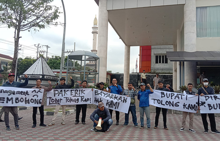 TUNTUT HAK: Para pendemo yang menggelar aksi di Kantor Bupati Sleman untuk menuntut hak pada PT Primissima.Delima Purnamasari/Radar Jogja