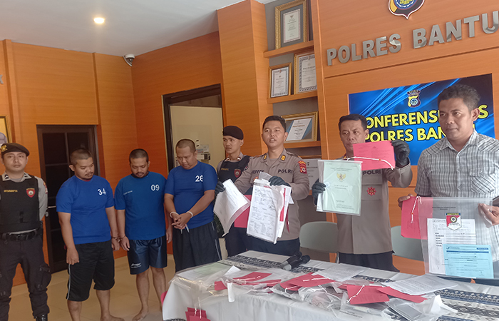 DIRINGKUS: Tiga tersangka pemalsuan uang dibekuk polisi usai aksinya ketahuan.Khairul Ma