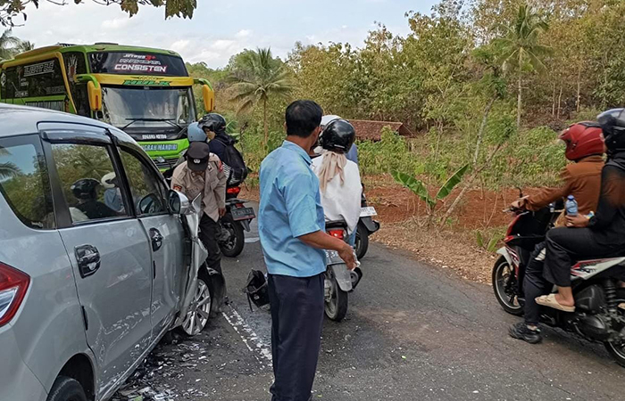 Bus rombongan wisatawan asal Temanggung Jateng terlibat tabrakan dengan mobil Ertiga di Jalan Baron, Gunungkidul,&nbsp; Selasa (25/6).&nbsp;Dokumentasi Polsek Tanjungsari&nbsp;