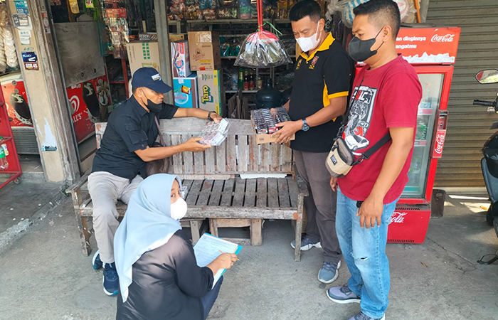 Satpol PP Gunungkidul melakukan razia rokok ilegal di kios-kios warga.&nbsp;Dokumentasi Satpol PP Gunungkidul&nbsp;